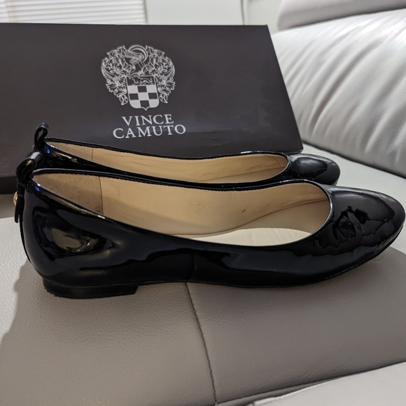 Vince Camuto Benningly Black Patent Leather Flats in Size 6.5 - Picture 1 of 4